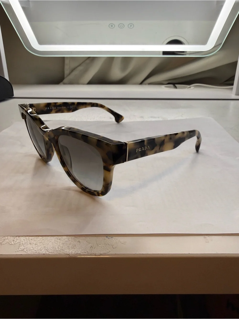Prada classic round